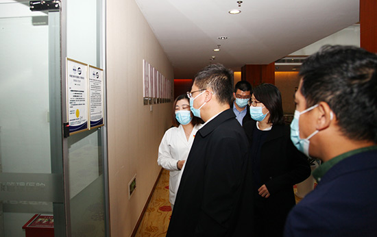 2常司長(zhǎng)參觀醫(yī)學(xué)檢驗(yàn)中心.jpg